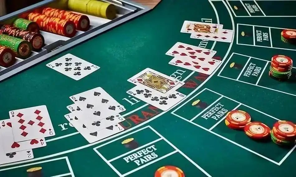 Dealer Three Card Poker di studio live kapaltoto dengan kamera profesional